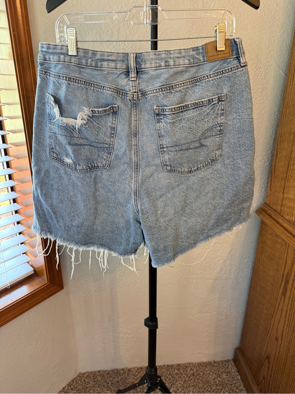 American Eagle women’s Baggy Mom Short, High-Rise Distressed Denim. Size 14 - Picture 2 of 6